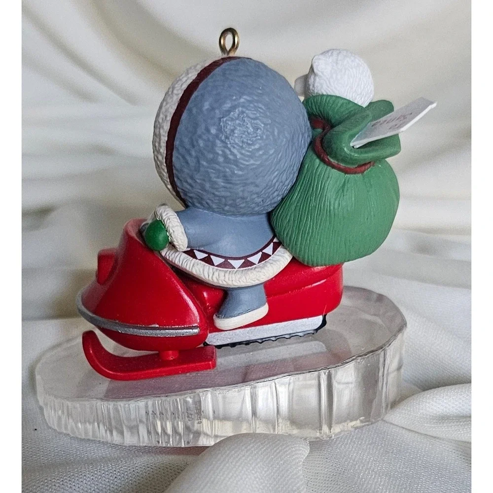 VTG 1995 Hallmark Keepsake Ornament Frosty Friends Eskimo Snowmobile Polar Bear